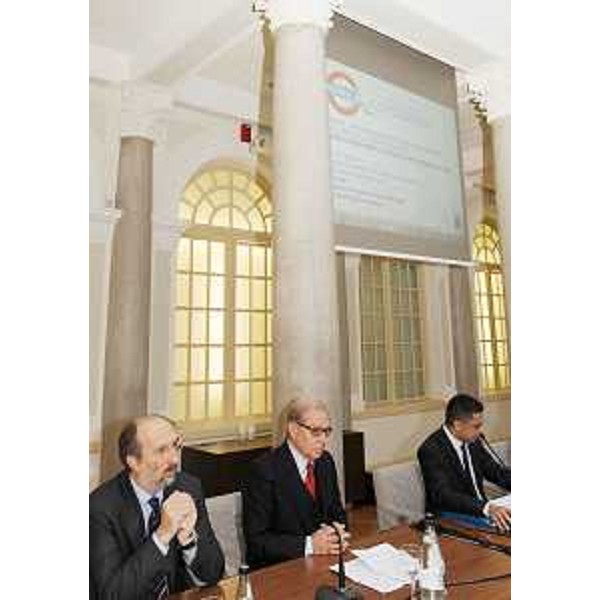 Riccardo Riccardi (Assessore regionale Infrastrutture) e Gerhard Pfanzelter (Segretario generale INCE) nel corso dell'incontro di presentazione del progetto ADRIA_A, metropolitana leggera transfrontaliera tra Friuli Venezia Giulia, Veneto e Slovenia, all'Europalace. (Monfalcone 22/11/10)