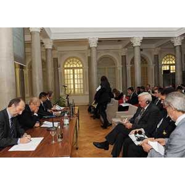 Riccardo Riccardi (Assessore regionale Infrastrutture) e Gerhard Pfanzelter (Segretario generale INCE) nel corso dell'incontro di presentazione del progetto ADRIA_A, metropolitana leggera transfrontaliera tra Friuli Venezia Giulia, Veneto e Slovenia, all'Europalace. (Monfalcone 22/11/10)