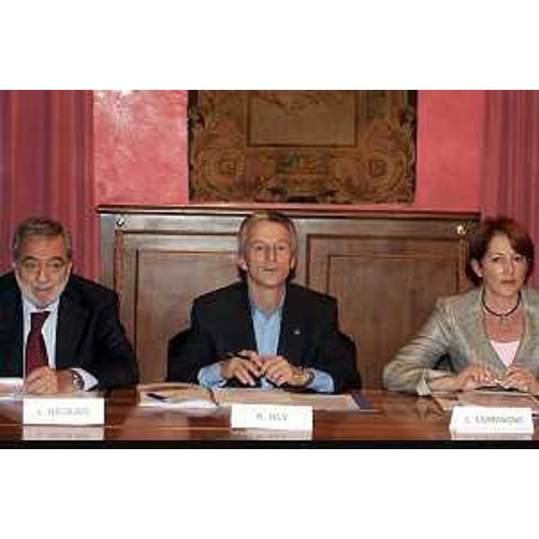 Riccardo Illy (Presidente Regione Friuli Venezia Giulia) con Luigi Nicolais (Ministro per le Riforme e l’Innovazione nella Pubblica Amministrazione), Cristiana Compagno (Direttore Scientifico di PNI e Presidente della Giuria) alla quarta edizione del Premio Nazionale Innovazione/PNI. (Roma 29/11/06)