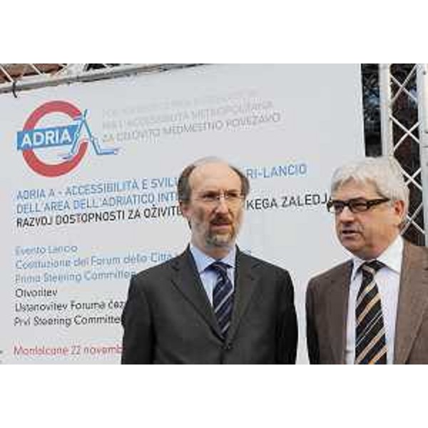 Riccardo Riccardi (Assessore regionale Infrastrutture) e Antonio Cancian (Europarlamentare) nel corso dell'incontro di presentazione del progetto ADRIA_A, metropolitana leggera transfrontaliera tra Friuli Venezia Giulia, Veneto e Slovenia, all'Europalace. (Monfalcone 22/11/10)