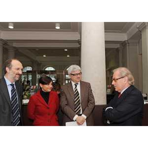 Riccardo Riccardi (Assessore regionale Infrastrutture), Debora Serracchiani (Europarlamentare), Antonio Cancian (Europarlamentare) e Gerhard Pfanzelter (Segretario generale INCE) nel corso dell'incontro di presentazione del progetto ADRIA_A, metropolitana leggera transfrontaliera tra Friuli Venezia Giulia, Veneto e Slovenia, all'Europalace. (Monfalcone 22/11/10)