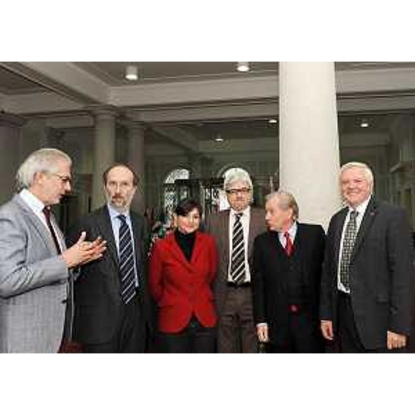 Gianfranco Pizzolitto (Sindaco Monfalcone), Riccardo Riccardi (Assessore regionale Infrastrutture), Debora Serracchiani (Europarlamentare), Antonio Cancian (Europarlamentare), Gerhard Pfanzelter (Segretario generale INCE) e Mirko Brulc (Ex sindaco Nova Gorica) nel corso dell'incontro di presentazione del progetto ADRIA_A, metropolitana leggera transfrontaliera tra Friuli Venezia Giulia, Veneto e Slovenia, all'Europalace. (Monfalcone 22/11/10)