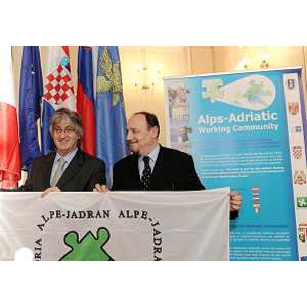 Renzo Tondo (Presidente Friuli Venezia Giulia) passa il testimone della presidenza della Comunità di lavoro Alpe Adria a Davor Vidis (Ambasciatore croato), nel corso dell'Assemblea plenaria al MIB. (Trieste 22/11/10)