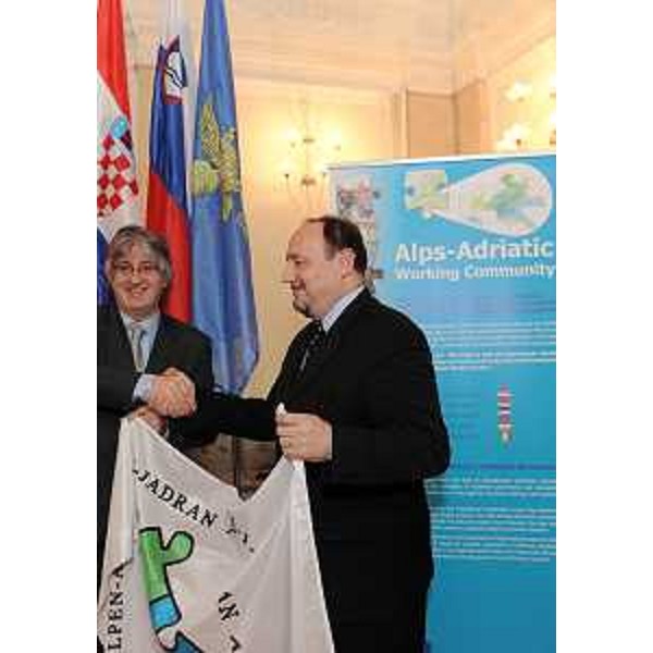 Renzo Tondo (Presidente Friuli Venezia Giulia) passa il testimone della presidenza della Comunità di lavoro Alpe Adria a Davor Vidis (Ambasciatore croato), nel corso dell'Assemblea plenaria al MIB. (Trieste 22/11/10)