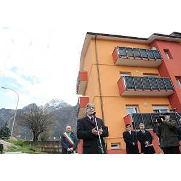 Renzo Tondo (Presidente Friuli Venezia Giulia) interviene all'inaugurazione di un edificio di edilizia residenziale pubblica, in via Illegio in località Betania. (Tolmezzo 23/11/10)