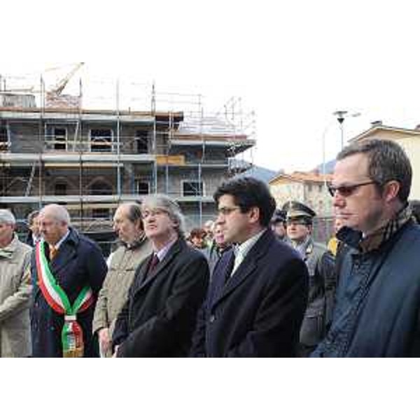 Dario Zearo (Sindaco Tolmezzo), Riccardo Riccardi (Assessore regionale Lavori pubblici), Renzo Tondo (Presidente Friuli Venezia Giulia) e amministratori dell'ATER Alto Friuli all'inaugurazione di un edificio di edilizia residenziale pubblica, in via Illegio in località Betania. (Tolmezzo 23/11/10)
