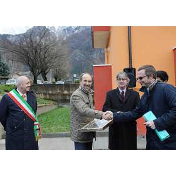 Dario Zearo (Sindaco Tolmezzo), Riccardo Riccardi (Assessore regionale Lavori pubblici), Renzo Tondo (Presidente Friuli Venezia Giulia) e Paolo Pittini (Presidente ATER Alto Friuli) all'inaugurazione di un edificio di edilizia residenziale pubblica, in via Illegio in località Betania. (Tolmezzo 23/11/10)