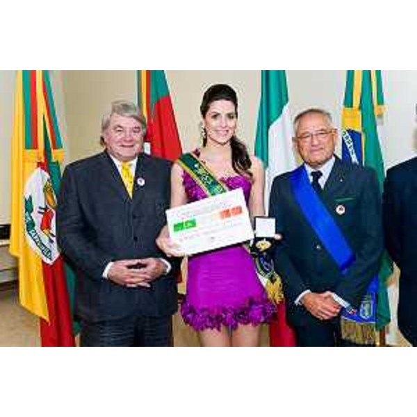 Elio De Anna (Assessore Cultura FVG), Rafaela Koehler Zanella (Miss Brasile 2006) ed Eligio Grizzo (Vicepresidente Provincia PN) nel corso della sesta edizione del Premio Fedeltà al Lavoro pordenonese nel Mondo. (Bento Gonçalves, Brasile, 23/11/10)