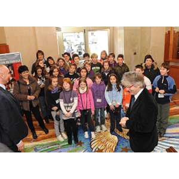 Renzo Tondo (Presidente FVG) e Maurizio Franz (Presidente Consiglio FVG) ricevono gli scolari della quinta elementare e gli studenti della terza media dell'Istituto comprensivo di Moggio Udinese in Consiglio regionale. (Trieste 24/11/10)