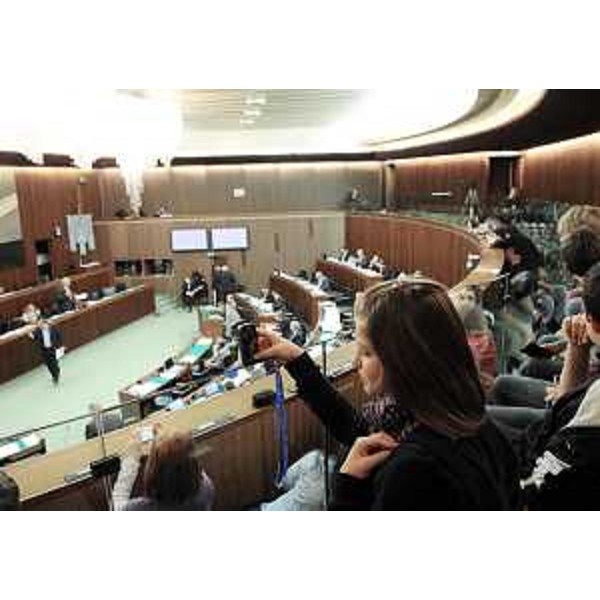 Gli scolari della quinta elementare e gli studenti della terza media dell'Istituto comprensivo di Moggio Udinese in Consiglio regionale. (Trieste 24/11/10)