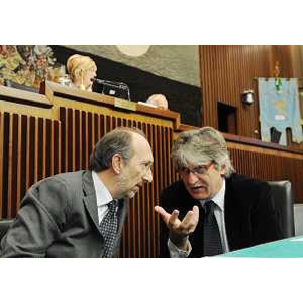 Riccardo Riccardi (Assessore regionale Infrastrutture, Mobilità, Pianificazione territoriale e Lavori pubblici) e Renzo Tondo (Presidente Friuli Venezia Giulia) in aula in Consiglio regionale durante il "question time". (Trieste 24/11/10)