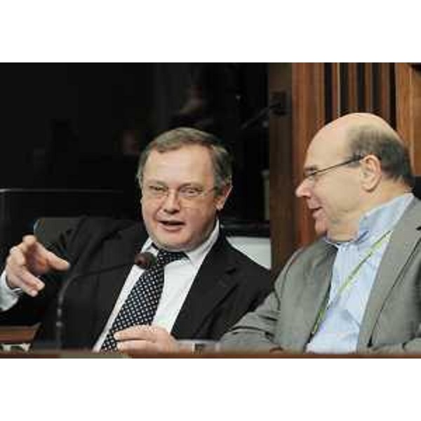 Andrea Garlatti (Assessore regionale Funzione pubblica, Autonomie locali e Coordinamento Riforme) e Vladimir Kosic (Assessore regionale Salute, Integrazione socio sanitaria e Politiche sociali) in aula in Consiglio regionale durante il "question time". (Trieste 24/11/10) 