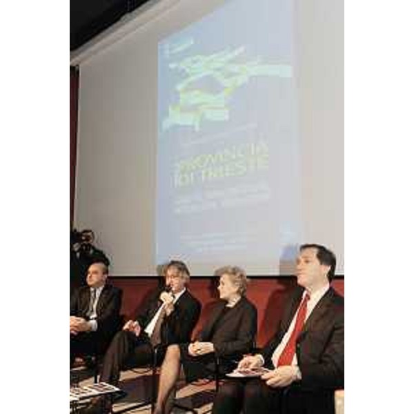 Roberto Dipiazza (Sindaco Trieste), Renzo Tondo (Presidente Friuli Venezia Giulia), Maria Teresa Bassa Poropat (Presidente Provincia Trieste) e Roberto Menia (Deputato) alla tavola rotonda "Quali risposte dalle istituzioni?", nell'ambito della Conferenza economica promossa dalla Provincia, alla Stazione Marittima. (Trieste 26/11/10)