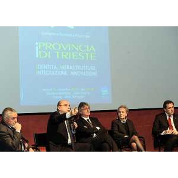Nerio Nesladek (Sindaco Muggia), Roberto Dipiazza (Sindaco Trieste), Renzo Tondo (Presidente Friuli Venezia Giulia), Maria Teresa Bassa Poropat (Presidente Provincia Trieste) e Roberto Menia (Deputato) alla tavola rotonda "Quali risposte dalle istituzioni?", nell'ambito della Conferenza economica promossa dalla Provincia, alla Stazione Marittima. (Trieste 26/11/10)