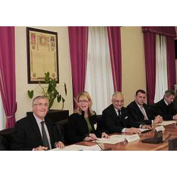 Federica Seganti (Assessore regionale Sicurezza), Alessandro Giacchetti (Prefetto Trieste e Commissario di Governo) e Ivo Salemme (Prefetto Udine) al tavolo per la sigla del "patto locale per la sicurezza", in Prefettura. (Trieste 26/11/10)