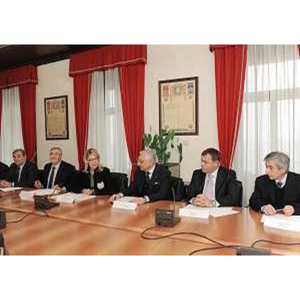 Federica Seganti (Assessore regionale Sicurezza), Alessandro Giacchetti (Prefetto Trieste e Commissario di Governo) e Ivo Salemme (Prefetto Udine) al tavolo per la sigla del "patto locale per la sicurezza", in Prefettura. (Trieste 26/11/10)
