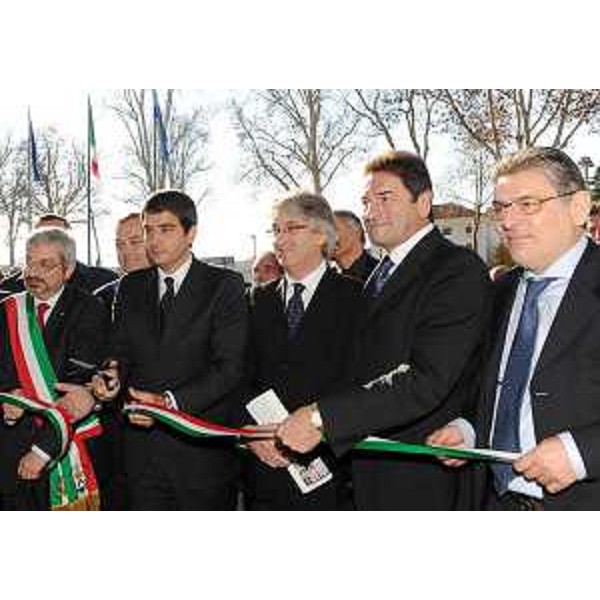 Furio Honsell (Sindaco Udine), Raffaele Fitto (Ministro Rapporti con Regioni e per Coesione territoriale), Renzo Tondo (Presidente Friuli Venezia Giulia), Eddi Gomboso (Presidente CAFC) e Alessandro Colautti (Presidente IV Commissione consiliare) all'inaugurazione della nuova sede del CAFC-Consorzio per l'Acquedotto del Friuli Centrale S.p.A. (Udine 27/11/10)