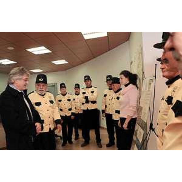Aldo Ariis (Animatore Associazione Natura Cavalli e Carrozze) illustra a Renzo Tondo (Presidente Friuli Venezia Giulia) l'attività dell'Associazione Natura Cavalli e Carrozze. (Udine 29/11/10)