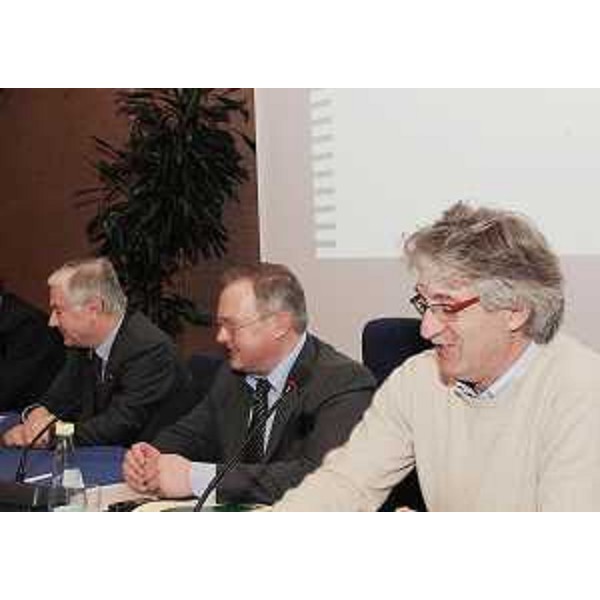 Dino Cozzi (Amministratore delegato Insiel S.p.A.), Andrea Garlatti (Assessore regionale Autonomie locali) e Renzo Tondo (Presidente Friuli Venezia Giulia) durante l'incontro "La banda larga nella legislatura delle infrastrutture". (Udine 29/11/10)