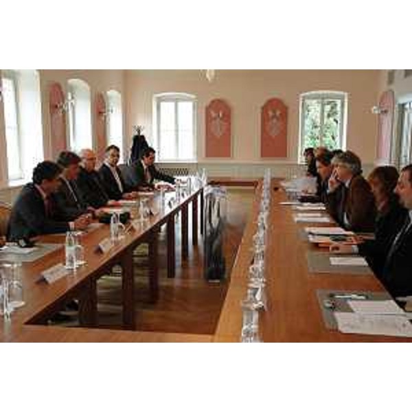 Il tavolo del vertice tra Renzo Tondo (Presidente Friuli Venezia Giulia) e Ivan Jakovcic (Presidente Regione Istriana), a Villa Polesini. (Parenzo 30/11/10)