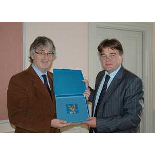 Renzo Tondo (Presidente Friuli Venezia Giulia) consegna il mosaico con lo stemma del FVG a Ivan Jakovcic (Presidente Regione Istriana). (Parenzo 30/11/10)