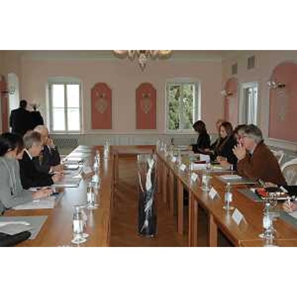 Il tavolo del colloquio tra Renzo Tondo (Presidente Friuli Venezia Giulia) e Fulvio Radin e Graziano Musizza, in rappresentanza dell'Unione italiana, a Villa Polesini. (Parenzo 30/11/10)