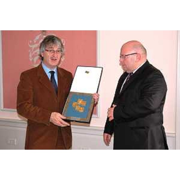 Renzo Tondo (Presidente Friuli Venezia Giulia) consegna il mosaico con gli stemmi del FVG e delle sue quattro Province a Dino Kozlevac, presidente dell'Assemblea della Regione Istriana. (Parenzo 30/11/10)