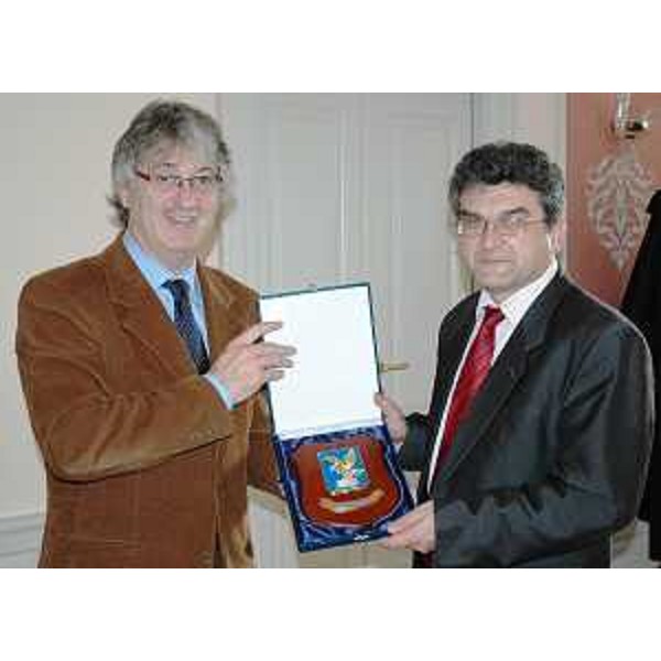 Renzo Tondo (Presidente Friuli Venezia Giulia) consegna lo stemma del FVG a Edi Stifanic, sindaco della Città di Parenzo. (Parenzo 30/11/10)