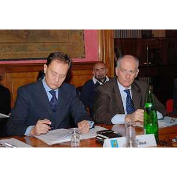 Luca Ciriani (Assessore regionale Protezione civile) e Franco Gabrielli (Capo Dipartimento Protezione civile) nel corso dell'incontro tra i nuovi vertici della Protezione civile nazionale e le Regioni. (Roma 30/11/10)