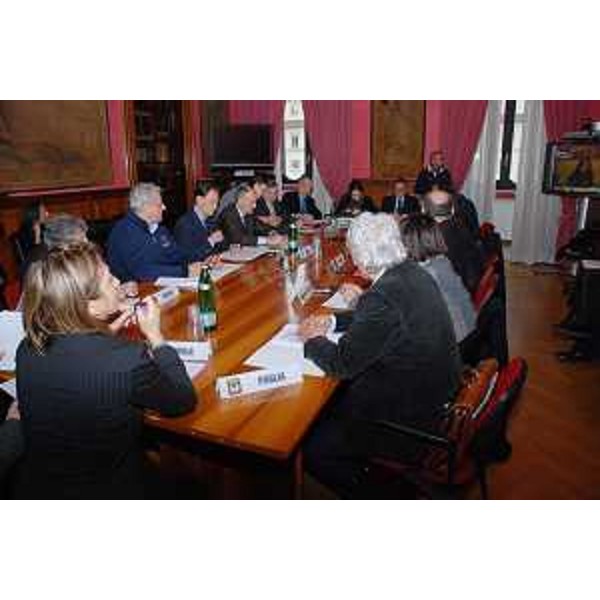 Luca Ciriani (Assessore regionale Protezione civile) al tavolo dell'incontro tra i nuovi vertici della Protezione civile nazionale e le Regioni. (Roma 30/11/10)