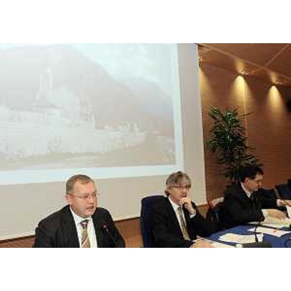 Andrea Garlatti (Assessore regionale Funzione pubblica e Autonomie locali), Renzo Tondo (Presidente Friuli Venezia Giulia) e Guido Pettarin (Assessore Comune Gorizia) alla conferenza con i sindaci della montagna per l'approvazione del ddl sull' "Unione di Comuni montani", nell'Auditorium della Regione. (Udine 01/12/10)