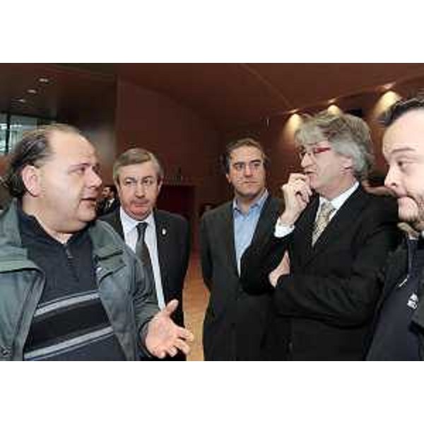 Renzo Tondo (Presidente Friuli Venezia Giulia) con sindaci della montagna alla conferenza per l'approvazione del ddl sull' "Unione di Comuni montani", nell'Auditorium della Regione. (Udine 01/12/10)