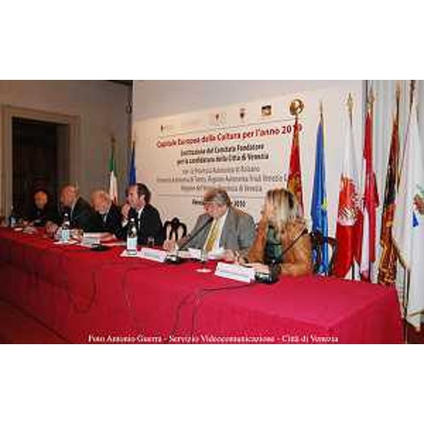 Franco Panizza (Assessore Cultura Provincia autonoma Trento), Luis Durnwalder (Presidente Provincia autonoma Bolzano), Giorgio Orsoni (Sindaco Venezia), Luca Zaia (Presidente Veneto), Elio De Anna (Assessore Cultura FVG) e Francesca Zaccariotto (Presidente Provincia Venezia) al tavolo per la costituzione del Comitato fondatore per la Candidatura di Venezia a "Capitale europea della Cultura per l'anno 2019". (Venezia 01/12/10)