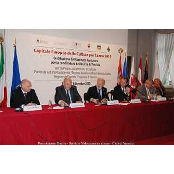 Franco Panizza (Assessore Cultura Provincia autonoma Trento), Luis Durnwalder (Presidente Provincia autonoma Bolzano), Giorgio Orsoni (Sindaco Venezia), Luca Zaia (Presidente Veneto), Elio De Anna (Assessore Cultura FVG) e Francesca Zaccariotto (Presidente Provincia Venezia) al tavolo per la costituzione del Comitato fondatore per la Candidatura di Venezia a "Capitale europea della Cultura per l'anno 2019". (Venezia 01/12/10)