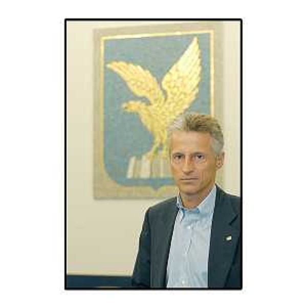Riccardo Illy (Presidente Regione Friuli Venezia Giulia) con alle spalle lo stemma della regione