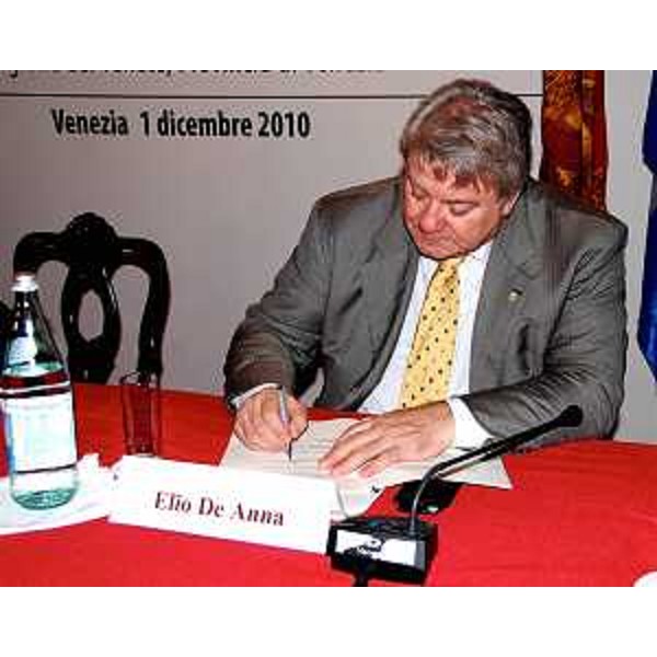 Elio De Anna (Assessore Cultura FVG) al tavolo per la costituzione del Comitato fondatore per la Candidatura di Venezia a "Capitale europea della Cultura per l'anno 2019". (Venezia 01/12/10)