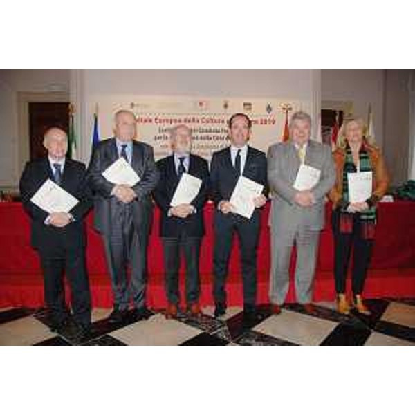 Franco Panizza (Assessore Cultura Provincia autonoma Trento), Luis Durnwalder (Presidente Provincia autonoma Bolzano), Giorgio Orsoni (Sindaco Venezia), Luca Zaia (Presidente Veneto), Elio De Anna (Assessore Cultura FVG) e Francesca Zaccariotto (Presidente Provincia Venezia) al tavolo per la costituzione del Comitato fondatore per la Candidatura di Venezia a "Capitale europea della Cultura per l'anno 2019". (Venezia 01/12/10)