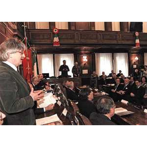 Renzo Tondo (Presidente Friuli Venezia Giulia) interviene nel corso della celebrazione dei 110 anni dell'Università Popolare di Trieste, nella sala del Consiglio del Comune. (Trieste 02/12/10)
