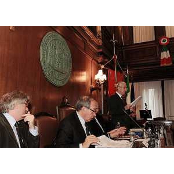 Renzo Tondo (Presidente Friuli Venezia Giulia) e Alfredo Mantica (Sottosegretario Esteri) nel corso dell'intervento di Silvio Delbello (Presidente Università Popolare Trieste) alla celebrazione dei 110 anni dell'Università Popolare di Trieste, nella sala del Consiglio del Comune. (Trieste 02/12/10)