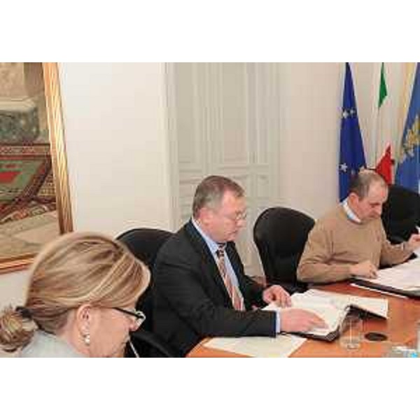 Sandra Savino (Assessore regionale Finanze, Patrimonio e Programmazione), Andrea Garlatti (Assessore regionale Funzione pubblica, Autonomie locali e Coordinamento Riforme) e Claudio Violino (Assessore regionale Risorse rurali, agroalimentari e forestali) nel corso della riunione della Giunta regionale. (Trieste 02/12/10)