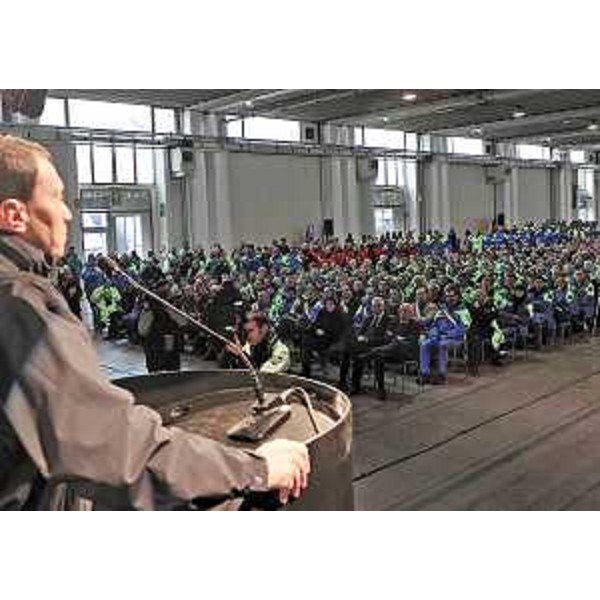 Luca Ciriani (Vicepresidente FVG e Assessore regionale Protezione civile) interviene alla tredicesima "Giornata del Volontario di Protezione civile", in Fiera. (Pordenone 04/12/10)