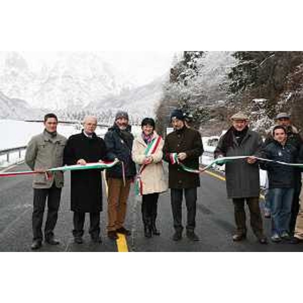 Riccardo Riccardi (Assessore regionale Infrastrutture e Mobilità) all'inaugurazione della variante alla strada statale 52 bis "Carnica", con Elia Vezzi (Sindaco Paluzza), Giambattista Somma (Commissario Comunità montana) e Cesare Salice (Capo Compartimento Viabilità ANAS FVG). (Paluzza 04/12/10)