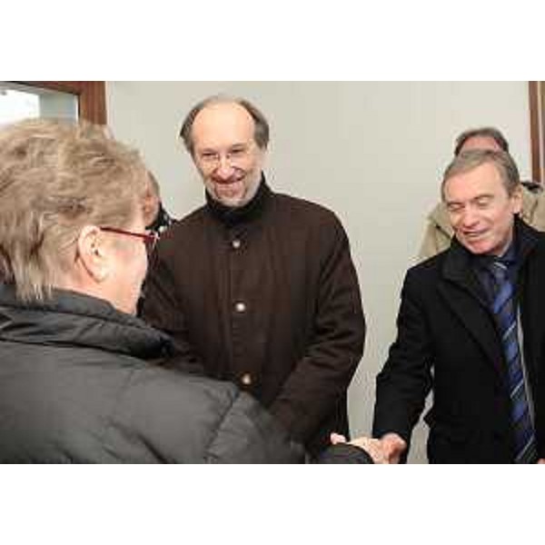 Riccardo Riccardi (Assessore regionale Lavori pubblici) e Luciano Patat (Sindaco Cormons) alla consegna di sei nuovi alloggi realizzati dall'ATER di Gorizia. (Cormons 07/12/10)