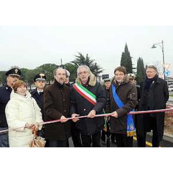 Maria Augusta Marrosu (Prefetto Gorizia), Riccardo Riccardi (Assessore regionale Infrastrutture e Mobilità), Gianfranco Pizzolitto (Sindaco Monfalcone) ed Enrico Gherghetta (Presidente Provincia Gorizia) all'inaugurazione dei lavori di riqualificazione del tratto iniziale della strada provinciale 19 Monfalcone-Grado. (Monfalcone 07/12/10)