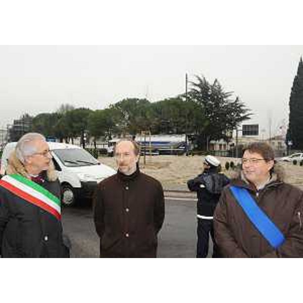 Gianfranco Pizzolitto (Sindaco Monfalcone), Riccardo Riccardi (Assessore regionale Infrastrutture e Mobilità) ed Enrico Gherghetta (Presidente Provincia Gorizia) all'inaugurazione dei lavori di riqualificazione del tratto iniziale della strada provinciale 19 Monfalcone-Grado. (Monfalcone 07/12/10)