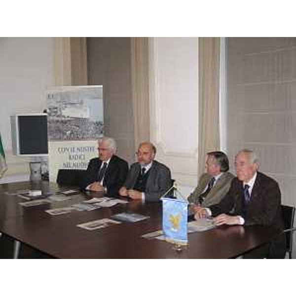 Dario Locchi (Presidente Associazione Giuliani nel Mondo-AGM), Giorgio Perini (Coordinatore sede FVG Bruxelles), Flavio Tossi (Presidente Circolo AGM Bruxelles) e Fabio Ziberna (Direttore AGM) all'inaugurazione della mostra dedicata all'emigrazione giuliana "Con le nostre radici nel nuovo millennio" presso l'Ufficio di Collegamento della Regione FVG. (Bruxelles 02/12/10)