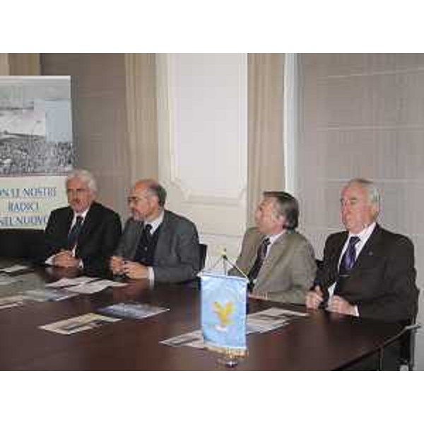 Dario Locchi (Presidente Associazione Giuliani nel Mondo-AGM), Giorgio Perini (Coordinatore sede FVG Bruxelles), Flavio Tossi (Presidente Circolo AGM Bruxelles) e Fabio Ziberna (Direttore AGM) all'inaugurazione della mostra dedicata all'emigrazione giuliana "Con le nostre radici nel nuovo millennio" presso l'Ufficio di Collegamento della Regione FVG. (Bruxelles 02/12/10)