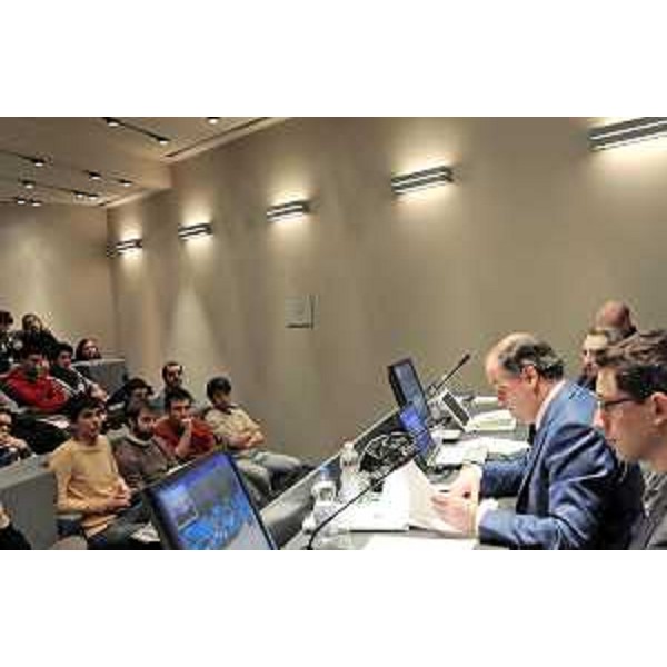 Roberto Molinaro (Assessore regionale Istruzione, Università e Ricerca) nel corso della videoconferenza sul progetto "La sfida dei giovani: verso la cittadinanza attiva nell'Italia e nell'Europa di oggi e di domani". (Udine 09/12/10)