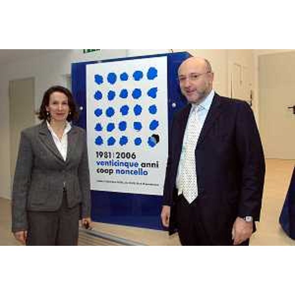 Enrico Bertossi (Assessore regionale alle attività produttive) con Valli Bomben (Presidente della Cooperativa 'Noncello') al 25.mo di costituzione della Cooperativa 'Noncello' di Pordenone. (Pordenone 02/12/06)