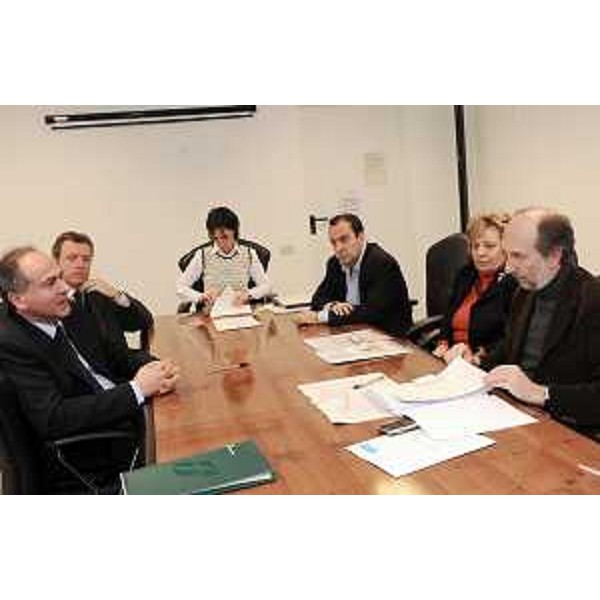 Riccardo Riccardi (Assessore regionale Viabilità e Trasporti) e Gianfranco Battisti (Direttore Divisione Passeggeri nazionale e internazionale Trenitalia) al tavolo per la sigla del proseguimento 2011 dei collegamenti diretti Eurostar Trieste-Milano e Udine-Roma. (Trieste 09/12/10)